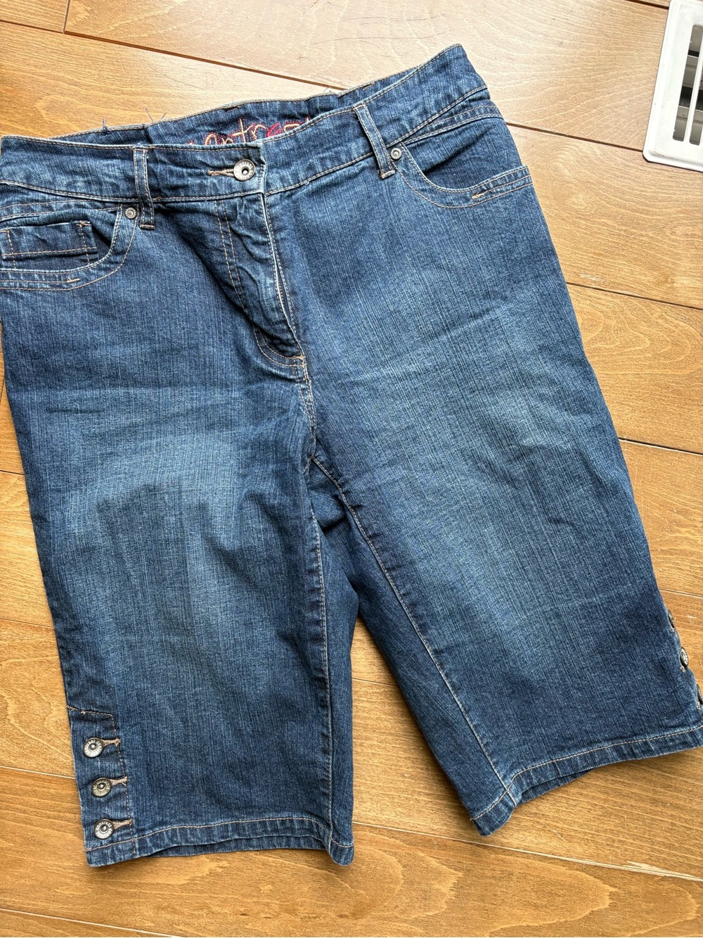 Contrast jean capris